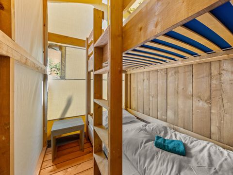 Tente en toile et en bois 5 personnes - Valkanela - Tente safari + sanitaires + climatisation (6P)