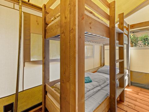 Tente en toile et en bois 5 personnes - Valkanela - Tente safari + sanitaires + climatisation (6P)