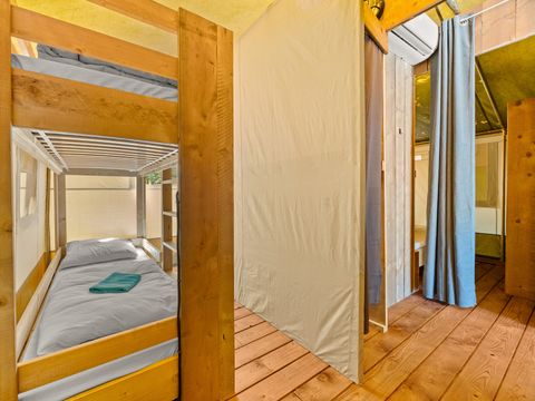 Tente en toile et en bois 5 personnes - Valkanela - Tente safari + sanitaires + climatisation (6P)