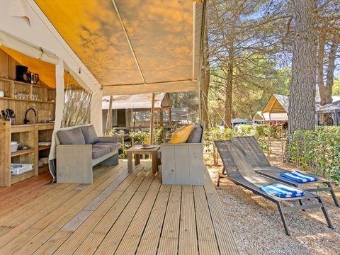 Tente en toile et en bois 5 personnes - Valkanela - Tente safari + sanitaires + climatisation (6P)