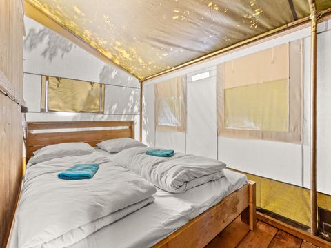 Tente en toile et en bois 5 personnes - Valkanela - Tente safari + sanitaires + climatisation (6P)