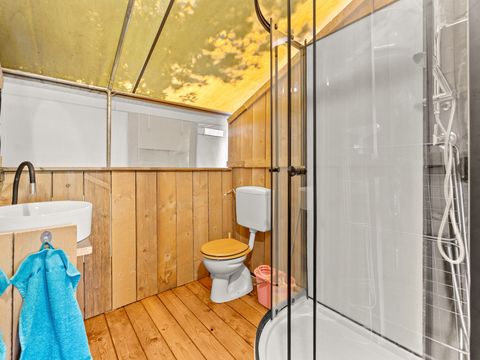 Tente en toile et en bois 5 personnes - Valkanela - Tente safari + sanitaires + climatisation (6P)