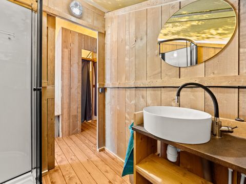 Tente en toile et en bois 5 personnes - Valkanela - Tente safari + sanitaires + climatisation (6P)