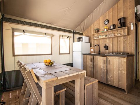 Tente en toile et en bois 5 personnes - Valkanela - Tente safari + sanitaires + climatisation (6P)