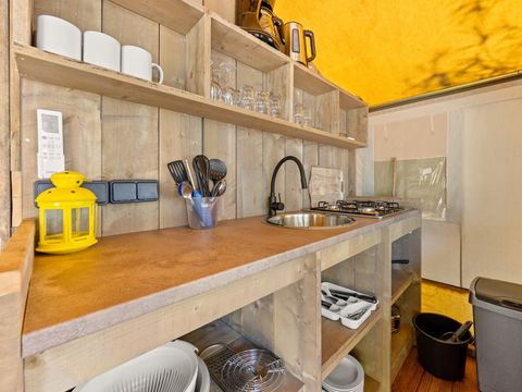 Tente en toile et en bois 5 personnes - Valkanela - Tente safari + sanitaires + climatisation (6P)