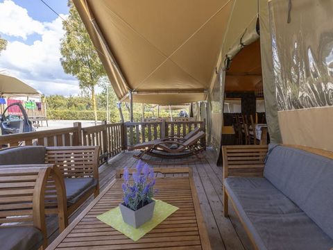 Tente en toile et en bois 5 personnes - Tente safari coucher de soleil + sanitaires + air conditionné (6P)