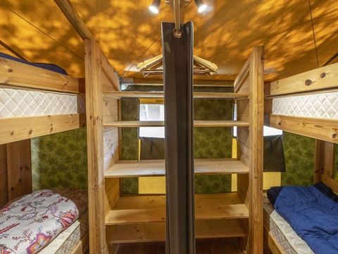 Tente en toile et en bois 5 personnes - Tente safari coucher de soleil + sanitaires + air conditionné (6P)