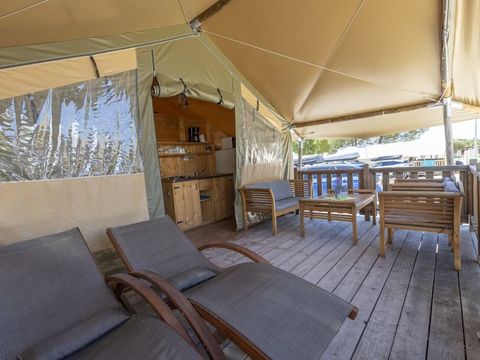 Tente en toile et en bois 5 personnes - Tente safari coucher de soleil + sanitaires + air conditionné (6P)