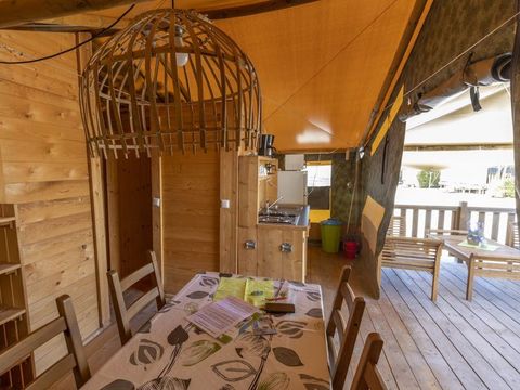 Tente en toile et en bois 5 personnes - Tente safari coucher de soleil + sanitaires + air conditionné (6P)