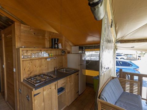 Tente en toile et en bois 5 personnes - Tente safari coucher de soleil + sanitaires + air conditionné (6P)