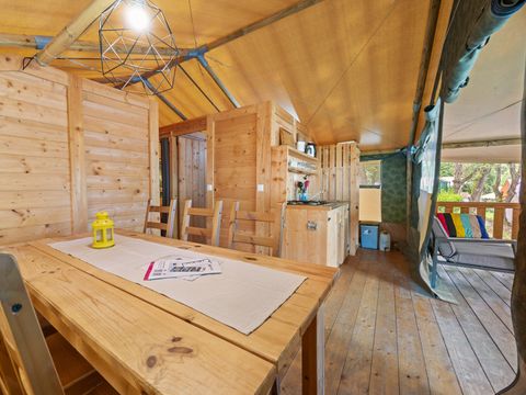 Tente en toile et en bois 5 personnes - Tente safari coucher de soleil + sanitaires + air conditionné (6P)