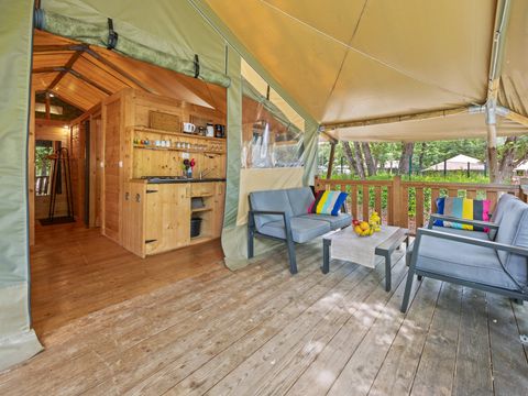 Tente en toile et en bois 5 personnes - Tente safari coucher de soleil + sanitaires + air conditionné (6P)