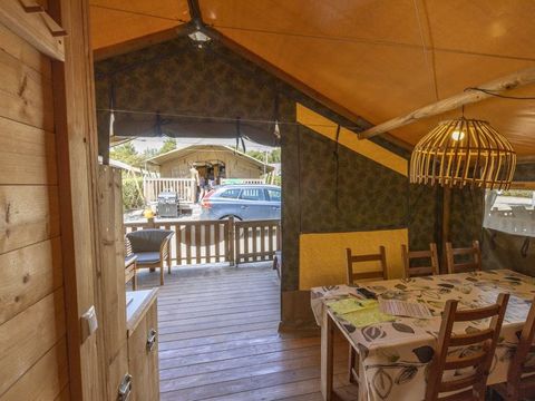 Tente en toile et en bois 5 personnes - Tente safari coucher de soleil + sanitaires + air conditionné (6P)