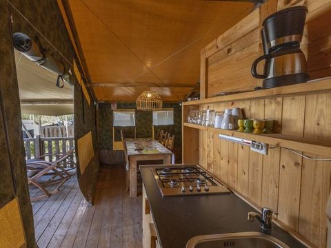 Tente en toile et en bois 5 personnes - Tente safari coucher de soleil + sanitaires + air conditionné (6P)
