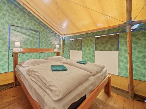 Tente en toile et en bois 5 personnes - Tente safari coucher de soleil + sanitaires + air conditionné (6P)