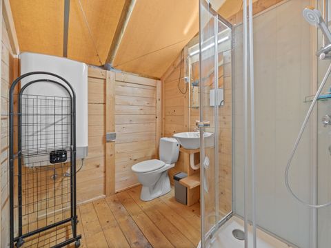 Tente en toile et en bois 5 personnes - Tente safari coucher de soleil + sanitaires + air conditionné (6P)