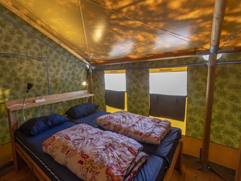Tente en toile et en bois 5 personnes - Tente safari coucher de soleil + sanitaires + air conditionné (6P)