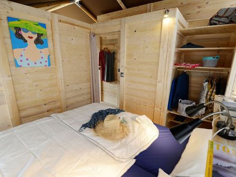 Tente en toile et en bois 5 personnes - Tente safari coucher de soleil + sanitaires + air conditionné (6P)