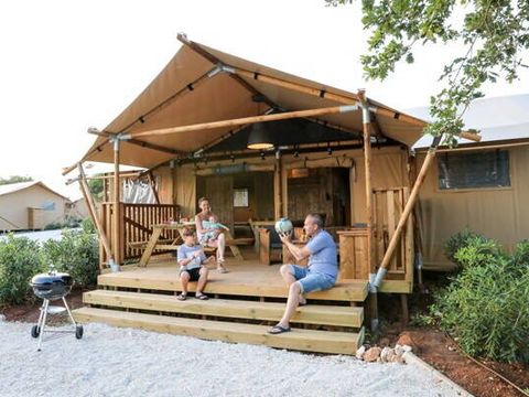 Tente en toile et en bois 6 personnes - Safari Lodge | 3 Ch. | 6 Pers. | Terrasse surélevée | Clim.