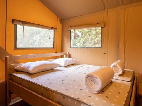 Tente en toile et en bois 5 personnes - Valkanela - Tente Safari Bella Lodge + sanitaires + air conditionné (6P)