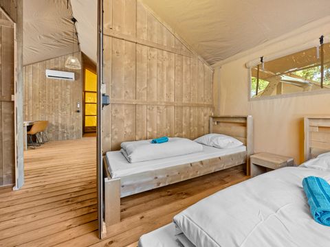 Tente en toile et en bois 5 personnes - Valkanela - Tente Safari Bella Lodge + sanitaires + air conditionné (6P)