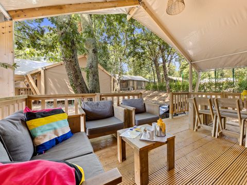 Tente en toile et en bois 5 personnes - Valkanela - Tente Safari Bella Lodge + sanitaires + air conditionné (6P)