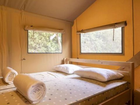 Tente en toile et en bois 5 personnes - Valkanela - Tente Safari Bella Lodge + sanitaires + air conditionné (6P)