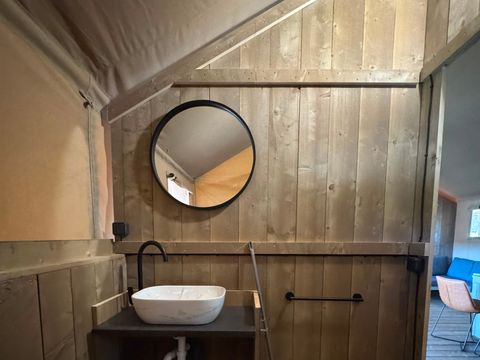 Tente en toile et en bois 5 personnes - Valkanela - Tente Safari Bella Lodge + sanitaires + air conditionné (6P)
