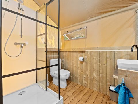 Tente en toile et en bois 5 personnes - Valkanela - Tente Safari Bella Lodge + sanitaires + air conditionné (6P)