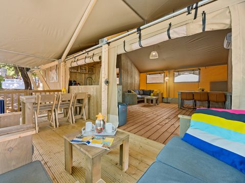 Tente en toile et en bois 5 personnes - Valkanela - Tente Safari Bella Lodge + sanitaires + air conditionné (6P)