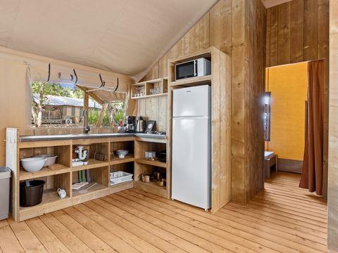 Tente en toile et en bois 5 personnes - Valkanela - Tente Safari Bella Lodge + sanitaires + air conditionné (6P)