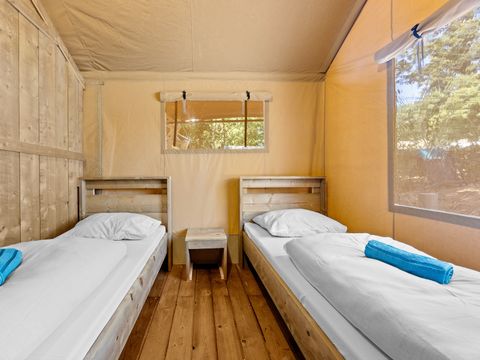 Tente en toile et en bois 5 personnes - Valkanela - Tente Safari Bella Lodge + sanitaires + air conditionné (6P)