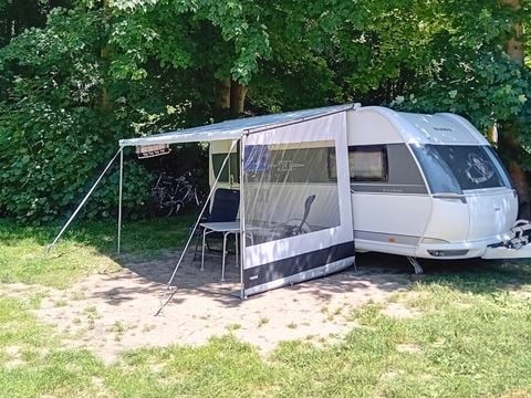 Emplacement - Forfait Confort (1 tente, caravane ou camping-car / 1 voiture / électricité 6A)