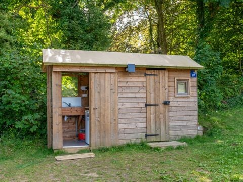 Emplacement - Forfait Premium : emplacement 6A équipé d'une Freecamp (cabane avec sanitaires)