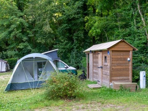 Emplacement - Forfait Premium : emplacement 6A équipé d'une Freecamp (cabane avec sanitaires)