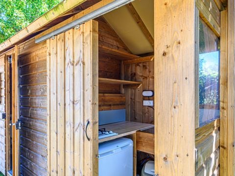 Emplacement - Forfait Premium : emplacement 6A équipé d'une Freecamp (cabane avec sanitaires)