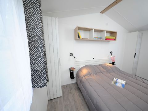 Mobilhome 2 personnes - Confort 23m² - 1 chambre - Terrasse semi-couverte 18m² - BBQ - Salon Extérieur