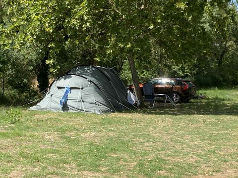 Emplacement - Emplacement Confort (1 tente, caravane ou camping-car / 1 voiture + électricité)