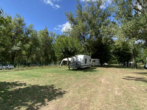Emplacement - Emplacement Confort (1 tente, caravane ou camping-car / 1 voiture + électricité)
