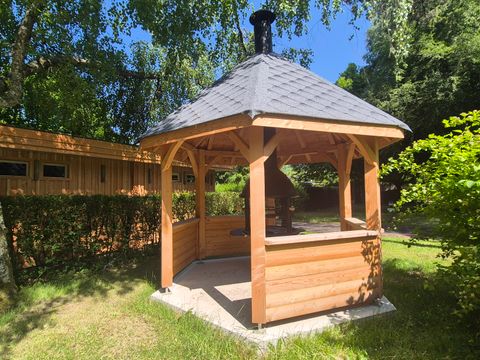 Emplacement - Forfait Confort (emplacement+80m² / 1 voiture / électricité 10A)
