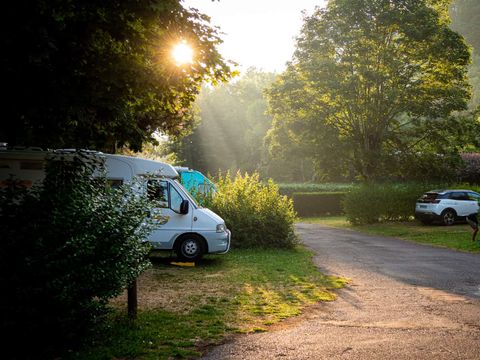 Emplacement - Forfait Confort (emplacement+80m² / 1 voiture / électricité 10A)