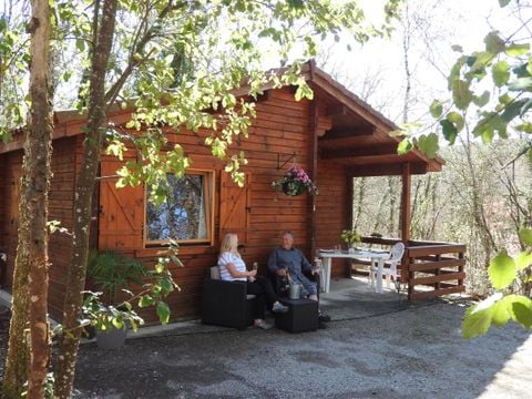 CHALET 2 personnes - en bois massif ( mineurs de - 18 ans non acceptés)