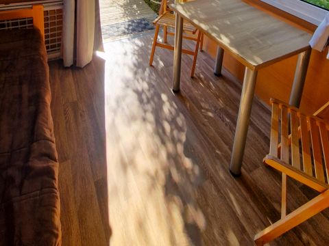 Hébergement 3 personnes - Roulotte 21m² 1 chambre + terrasse semi-couverte