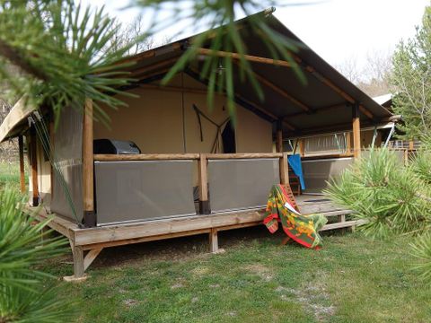 Tente en toile et en bois 5 personnes - Tente Safari 30m² CONFORT 2 chambres + terrasse couverte + BBQ