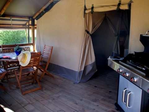 Tente en toile et en bois 5 personnes - Tente Safari 30m² CONFORT 2 chambres + terrasse couverte + BBQ