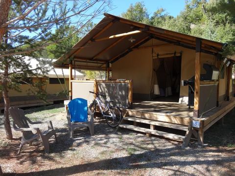 Tente en toile et en bois 5 personnes - Tente Safari 30m² CONFORT 2 chambres + terrasse couverte + BBQ