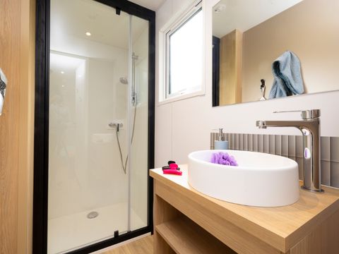 MOBILHOME 6 personnes - Bungalow Sapin - 32m² avec terrasse en bois semi-couverte