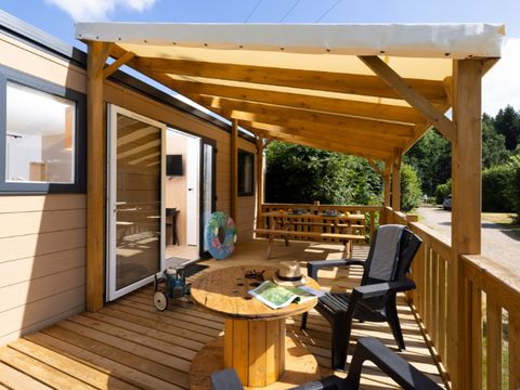 MOBILHOME 6 personnes - Bungalow Sapin - 32m² avec terrasse en bois semi-couverte