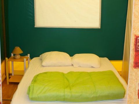 TENTE 5 personnes - Tente meublée Kiwi 25 m² + terrasse 9 m² + auvent 5 pers