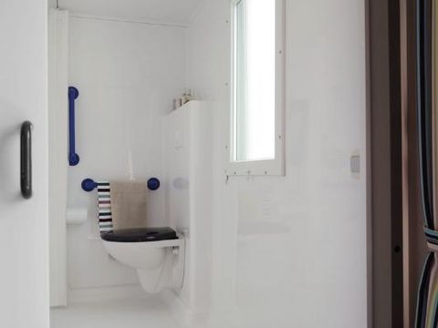 MOBILHOME 4 personnes - Mobilhome HELIOS climatisé PMR (Personne à Mobilité Réduite) 32m² + terrasse semi couverte 15m²